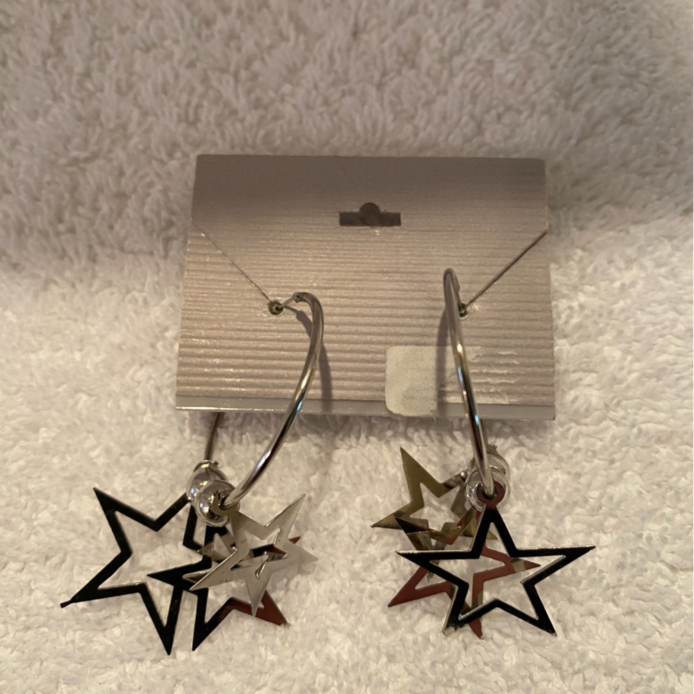New Vintage fun 1980s hoop earrings with dangling stars. Never worn.